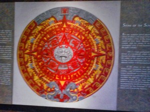 Descubierta en 1.790. Se advierten los nombres de los días y los soles cosmogonicos, se le llamo injustificadamente Calendario Azteca.