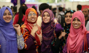Estudiantes de la Universidad de Karachi participan durante una celebración durante la víspera del Día Internacional de la Mujer en las instalaciones del campus de la universidad, en Karachi, Pakistán, el 7 de marzo de 2014.