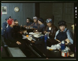 15MujerAlmuerzo de los ferroviarios. Muchas son madres y esposas de hombres que fueron a la guerra – 1943