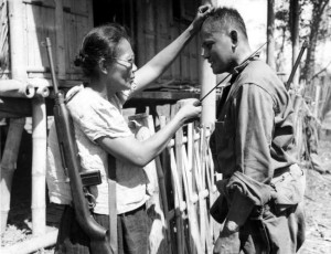 17MujerNieves Fernández, guerrillera filipina mostrando a un soldado estadounidense como mató soldados japoneses durante la ocupación – 1944
