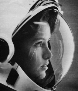 9MujerAnna Lee Fisher, la primera madre en el espacio – 1980